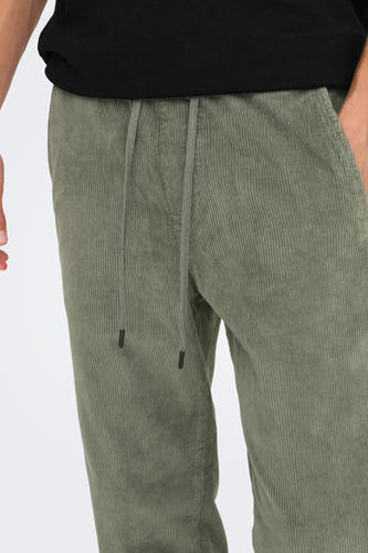 Grijze broek van ONLY & SONS® met koord en zak, corduroy textuur.

