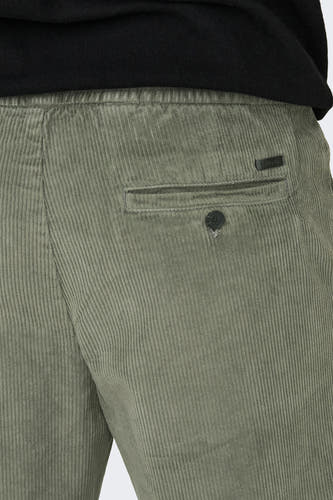 Grijze corduroy broek van ONLY & SONS, met een achterzak met knoopsluiting.