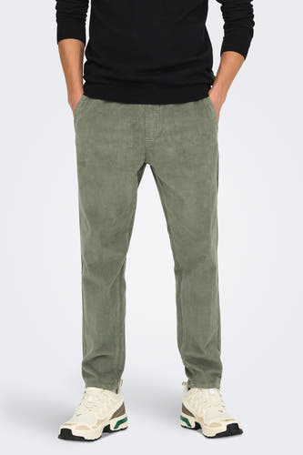 Grijze broek van ONLY & SONS®, uitgevoerd in corduroy, met een zwarte trui en crèmekleurige sneakers.
