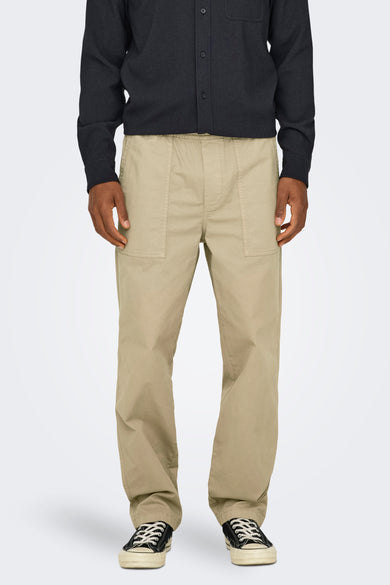 Beige broek van ONLY & SONS®, met elastische tailleband, steekzakken en zichtbare zwarte sneakers.
