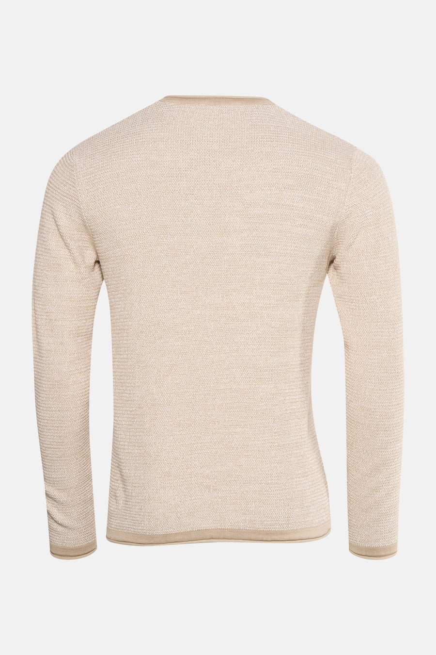 Beige gebreide trui met lange mouwen.
