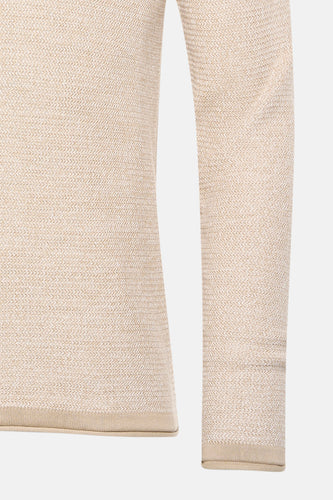 Beige gebreide trui met lange mouwen.