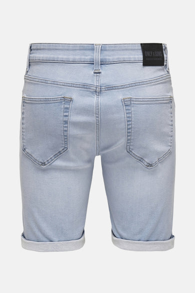 Lichtblauwe denim jeansshort van ONLY & SONS, met opgerolde zoom en achterzakken.
