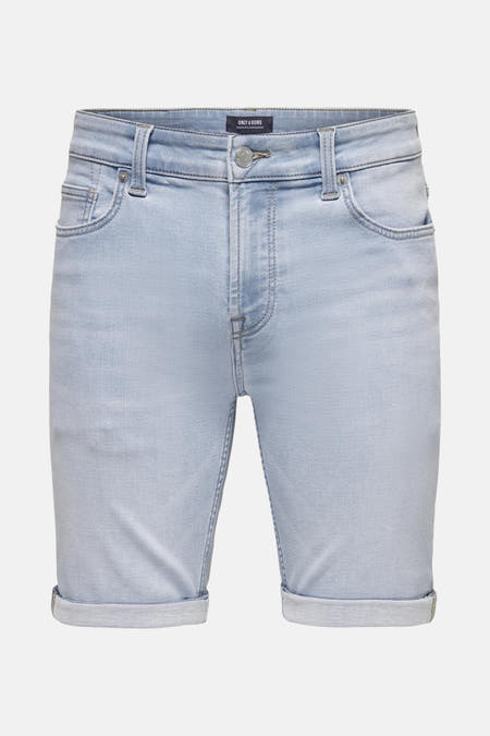 Lichtblauwe jeansshort van ONLY & SONS met omgeslagen pijpen en een klassieke denimstructuur.