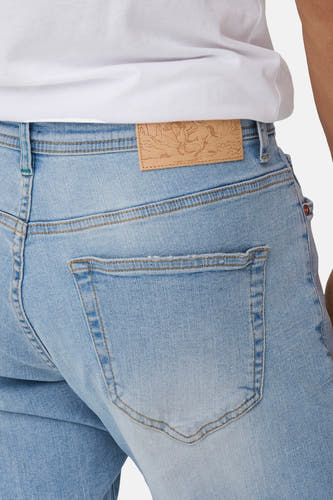 Jean droit en denim bleu clair d'ONLY & SONS, avec une étiquette en cuir.