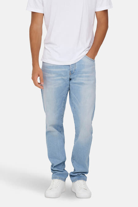 Jean droit modèle de denim bleu clair d'ONLY & SONS, avec des lavages subtils.