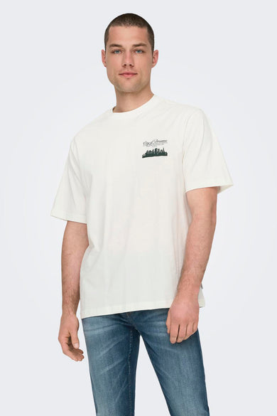 Wit T-shirt met korte mouwen van ONLY & SONS, met een kleine print van een skyline.