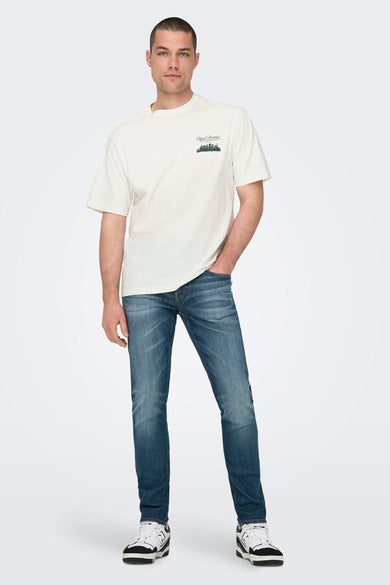 Wit T-shirt met korte mouwen van ONLY & SONS, met een kleine skyline print op de borst, gecombineerd met jeans en sneakers.
