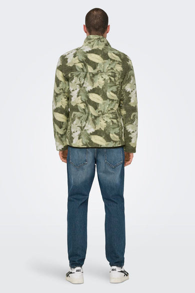 Meerkleurige fleece van ONLY & SONS® met bladerenpatroon, gedragen met donkerblauwe jeans en witte sneakers.