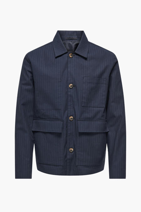Blauw gestreepte korte jas van ONLY & SONS®, met vier knopen en twee zakken.
