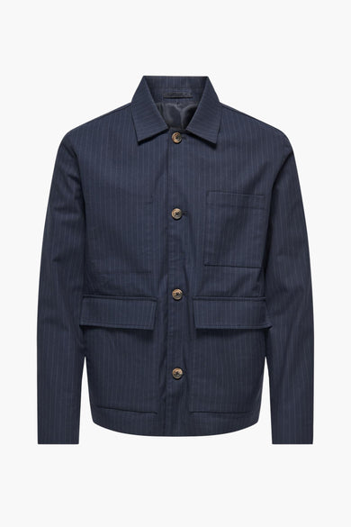Manteau court bleu d'ONLY & SONS® avec motif à rayures blanches, vu de l'arrière.