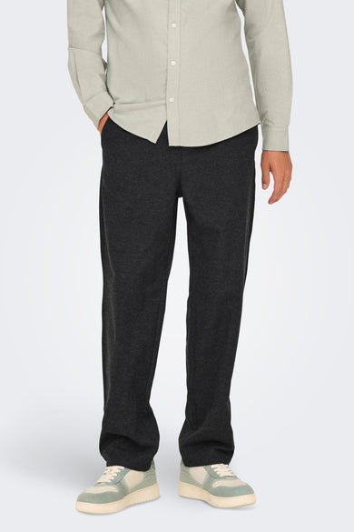 Pantalon noir de ONLY & SONS®, vu de derrière, avec un design simple et des poches détachées.