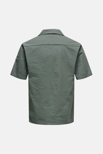Kaki overhemd met korte mouwen van ONLY & SONS®, met een subtiele reliëftextuur.
