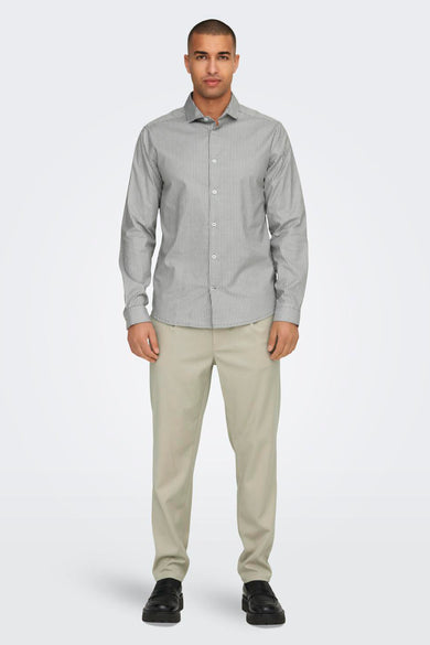 Ecru broek van ONLY & SONS, gecombineerd met een gestreept overhemd en zwarte schoenen.