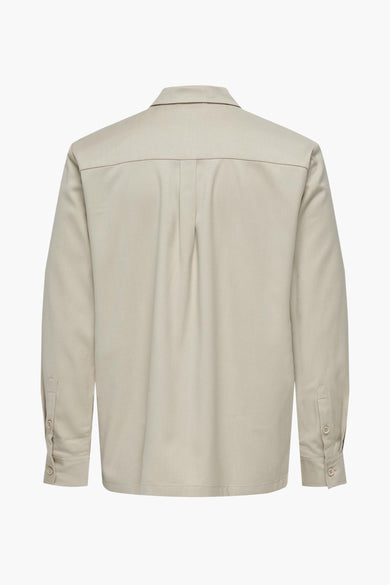 Ecru overhemd met lange mouwen van ONLY & SONS, gezien van achteren met knoopsluiting en details.
