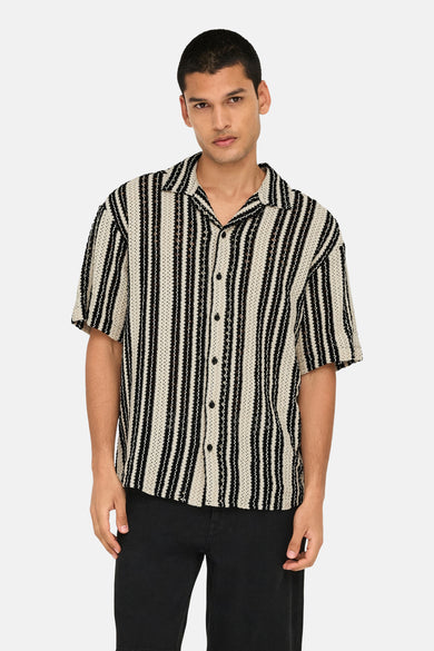 Chemise multicolore à manches courtes ONLY & SONS, avec rayures verticales et boutons noirs.