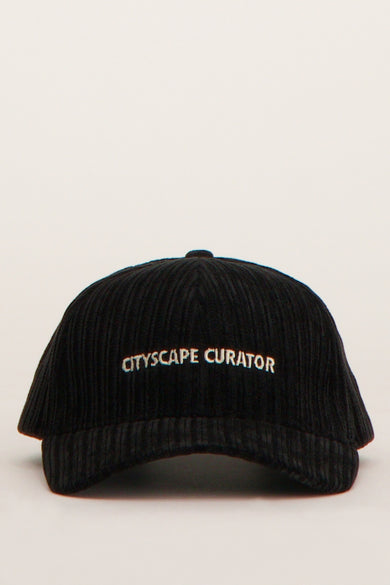 Chapeau noir d'ONLY & SONS, avec une texture corduroy et une fermeture argentée à l'arrière.