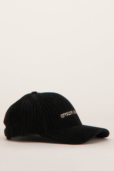 Chapeau noir de ONLY & SONS®, avec une texture en côtes et le mot "CITYSCAPE" brodé sur l'avant.