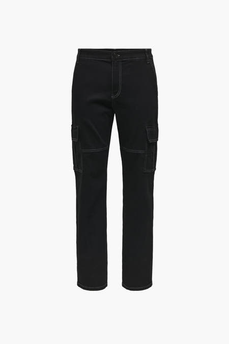Jean droit noir en denim d'ONLY & SONS, avec des poches cargo et des surpiqures blanches, vue arrière.