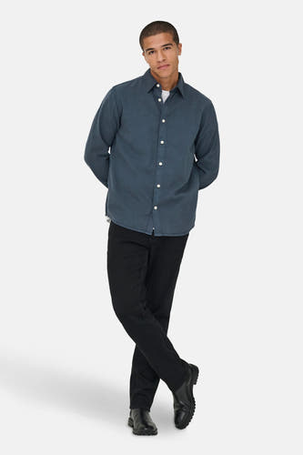 Blauw overhemd met lange mouwen van ONLY & SONS®, gedragen met een wit T-shirt, zwarte broek en laarzen.