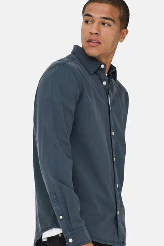 Chemise bleue à manches longues de ONLY & SONS®, vue de côté, avec des boutons blancs.