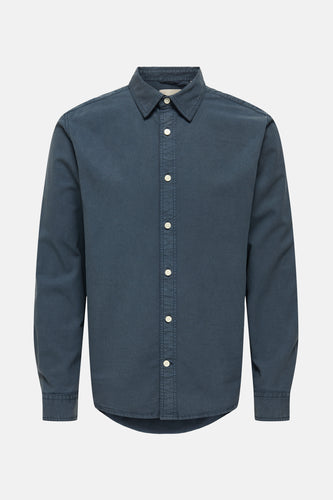 Donkerblauw katoenen overhemd met lange mouwen.
