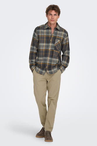 Grijs overhemd met lange mouwen van ONLY & SONS®, met een geruit patroon, gecombineerd met een kaki broek en bruine schoenen.
