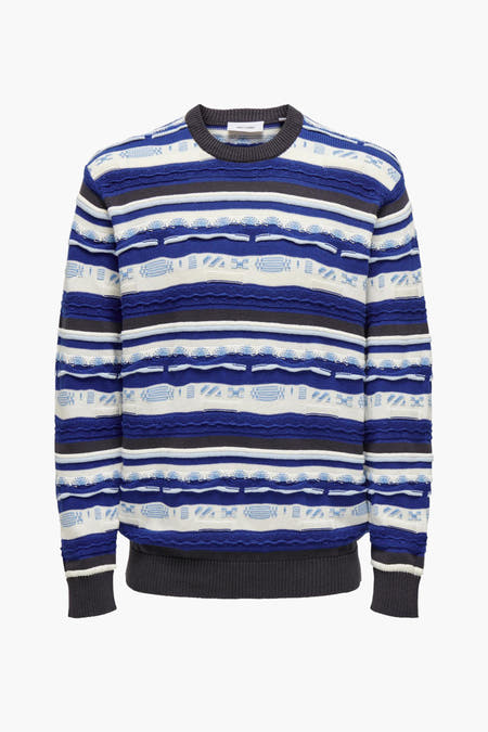 Blauwe trui met ronde hals van ONLY & SONS, gestreept met ingeweven patroon.
