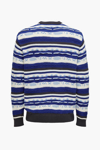 Blauwe trui met ronde hals van ONLY & SONS®, met gestreepte patronen in wit, blauw en grijs.
