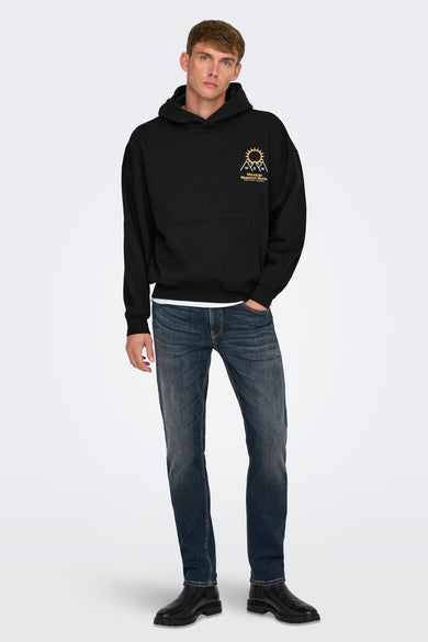 Zwarte sweater met kap van ONLY & SONS®, gecombineerd met donkere jeans en zwarte laarzen.