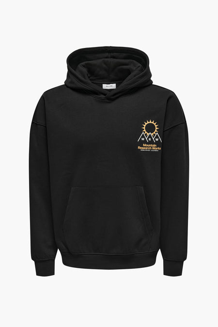 Zwarte sweater met kap van ONLY & SONS, met een logo op de borst en een buidelzak aan de voorkant.