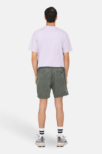 Shorts de kaki ONLY & SONS, vus de dos, associés à un T-shirt violet, des chaussettes et des baskets.