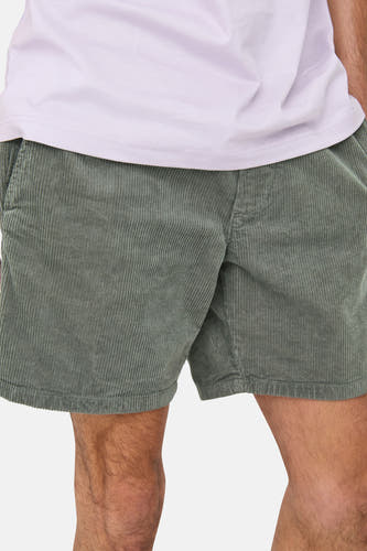 Short en coton à carreaux ONLY & SONS, avec un tissu fin et porté avec un T-shirt violet.