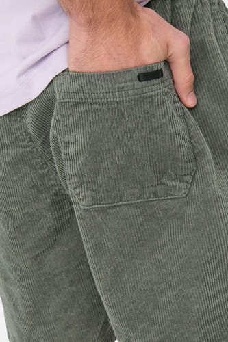 Pantalon kaki corduroy ONLY & SONS, avec poche et main d'une personne.