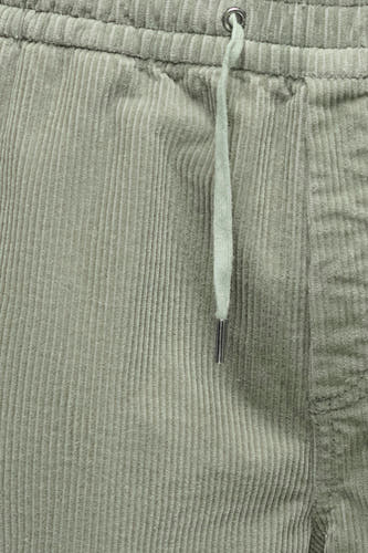 Kaki corduroy shorts van ONLY & SONS® met elastische tailleband en trekkoord met metalen tip, close-up voorzijde