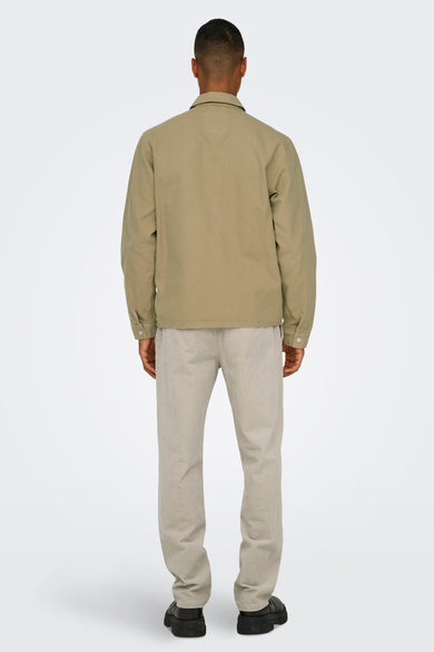 Beige overhemd met lange mouwen van ONLY & SONS, gezien van achteren, met een effen ontwerp en corduroy pantalon.
