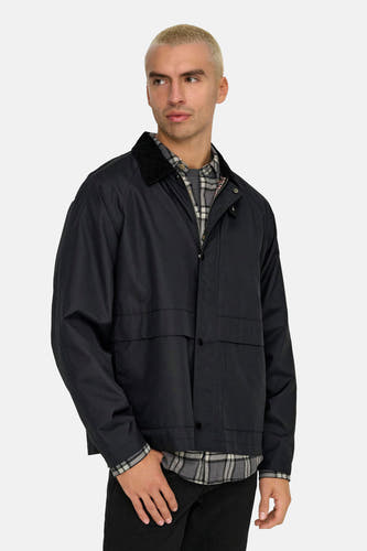 Manteau court noir d'ONLY & SONS, avec un col en corduroy et une chemise à carreaux en dessous.