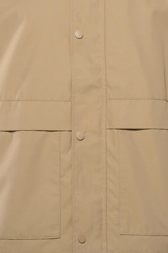Beige korte jas van ONLY & SONS®, met een knoopsluiting en opgestikte zakken.