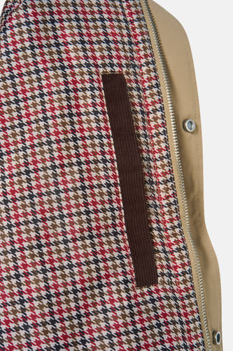 Beige korte jas van ONLY & SONS met een rood, bruin en zwart pied-de-poule patroon aan de binnenkant.
