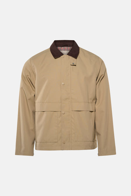 Manteau court beige ONLY & SONS® avec col marron, porté avec un t-shirt et un jean foncé.