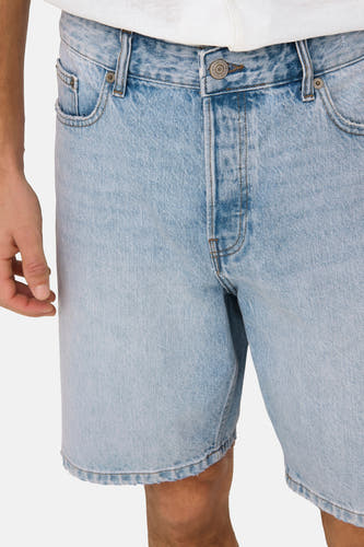 Shorts en denim bleu clair d'ONLY & SONS, avec des détails comme des poches et une fermeture à bouton.