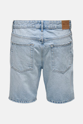 Jean court bleu clair d'ONLY & SONS, avec des poches arrière et une étiquette en cuir.