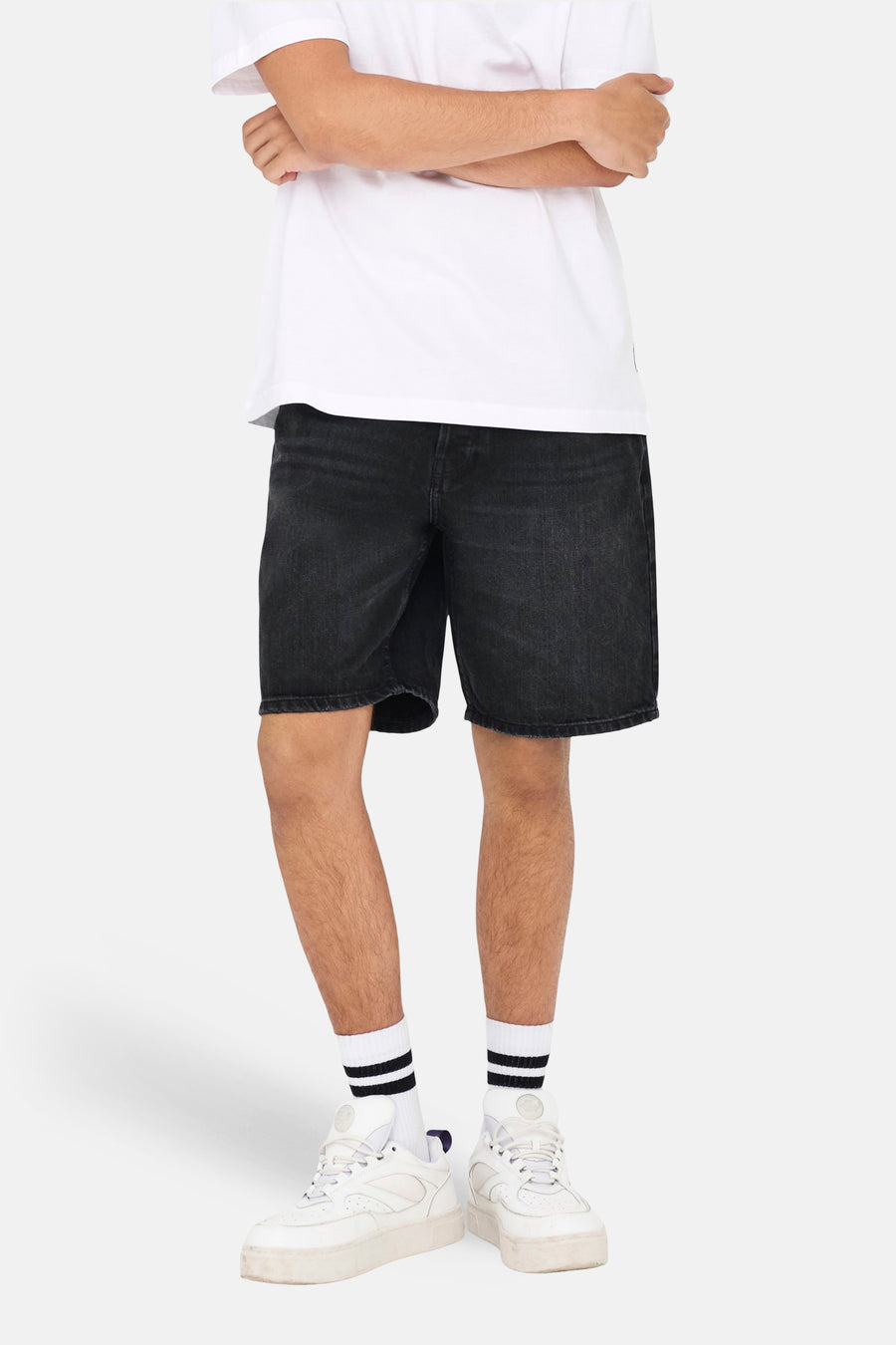 Short en jean noir en denim de ONLY & SONS, porté avec des chaussettes blanches et des baskets.