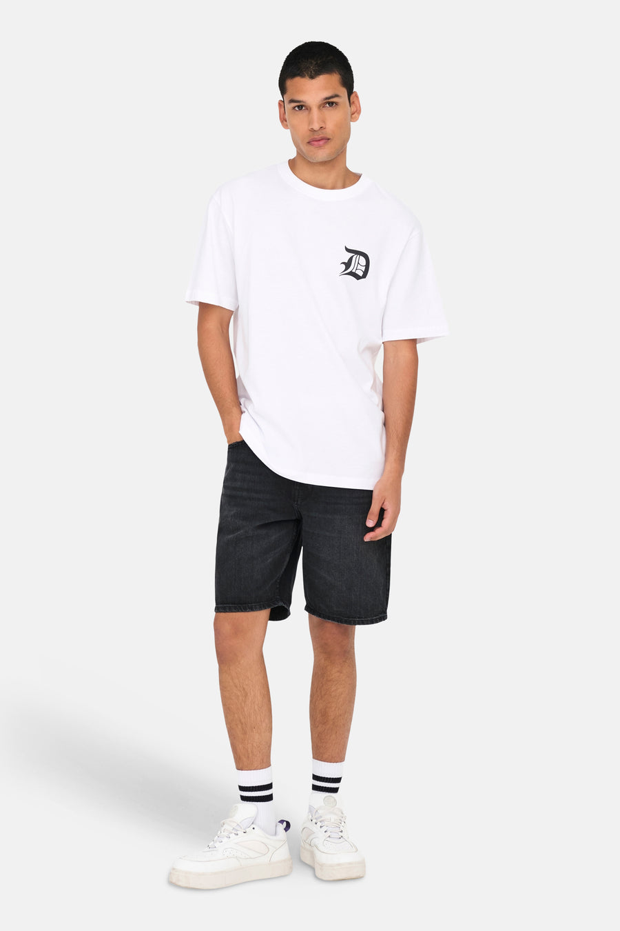 Zwarte denim jeansshort van ONLY & SONS, gedragen met witte sokken en sneakers.