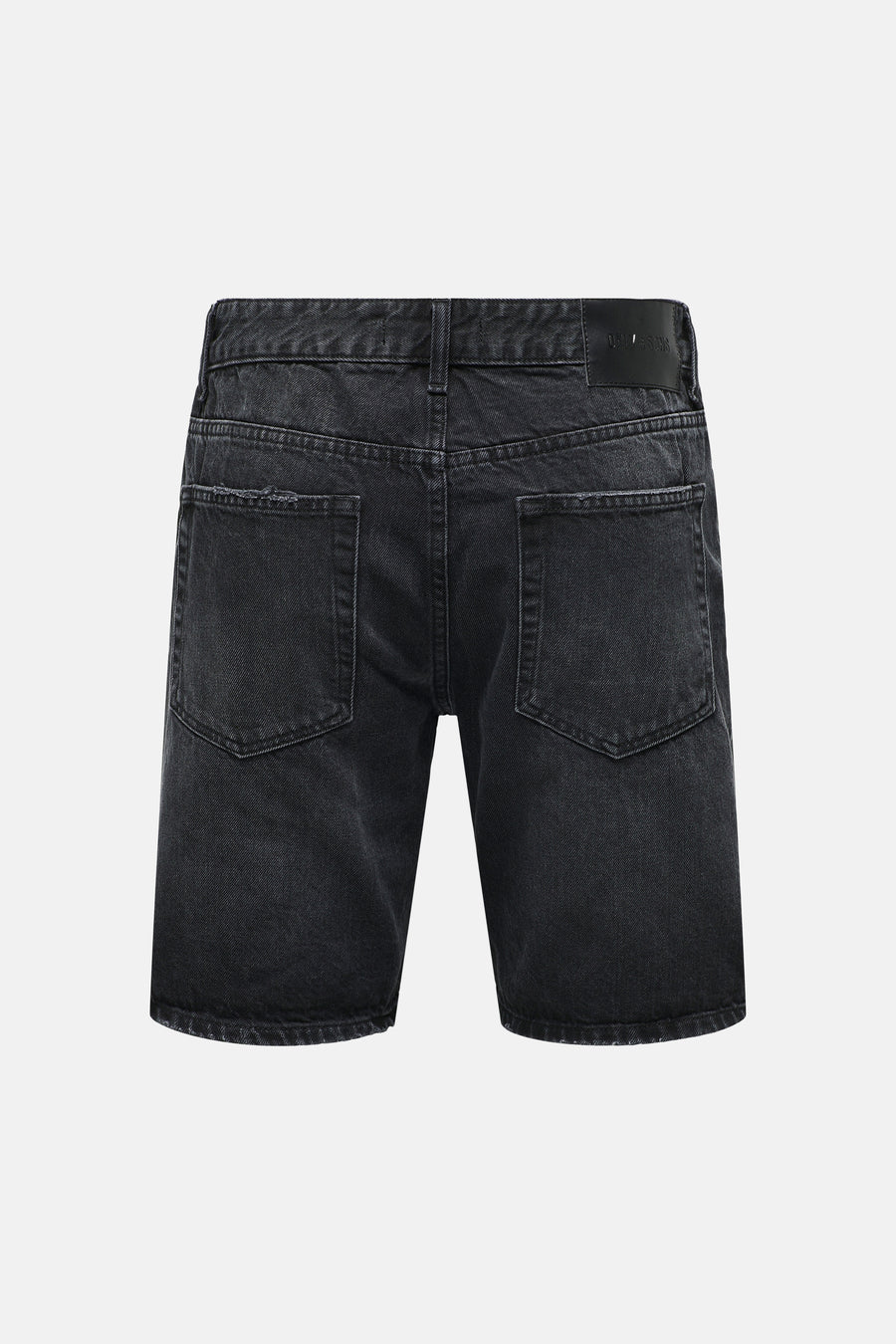 Short en jean noir ONLY & SONS, avec poches arrière et une étiquette en cuir sur la ceinture.