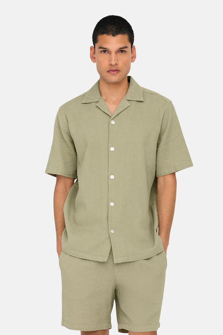 Beige hemd met korte mouwen van ONLY & SONS, met knoopsluiting en normale pasvorm.
