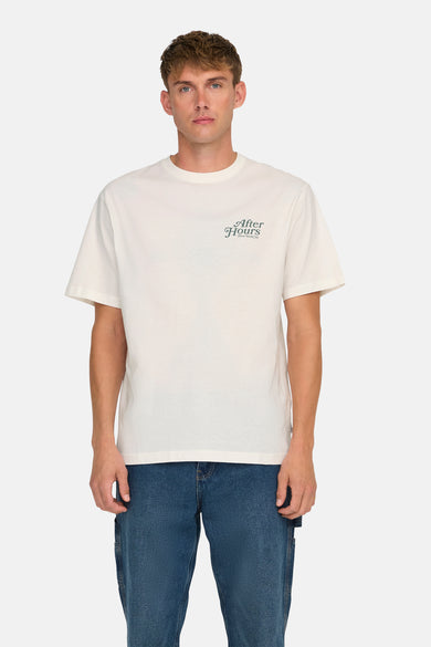 Ecru T-shirt met korte mouwen van ONLY & SONS, met kleine donkergroene tekstprint op de borst, gecombineerd met blauwe jeans.
