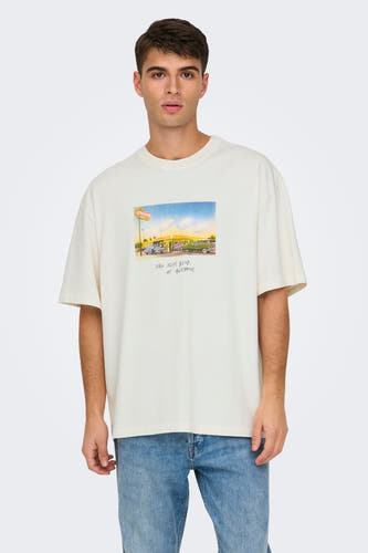 T-shirt blanc à manches courtes de ONLY & SONS, avec une image d'une lave-auto et des jeans bleus.