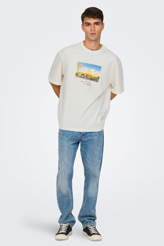 T-shirt blanc à manches courtes d'ONLY & SONS, avec une impression d'un dîner et de jeans et de baskets bleu marine.
