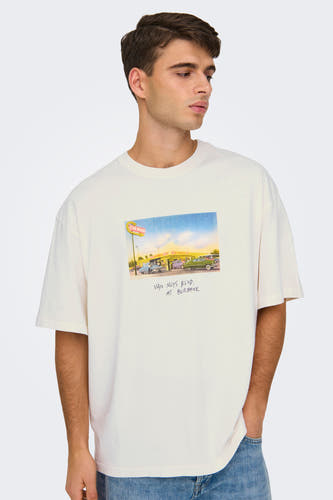 T-shirt blanc à manches courtes d'ONLY & SONS®, avec une impression d'une rue de lavage et un texte.